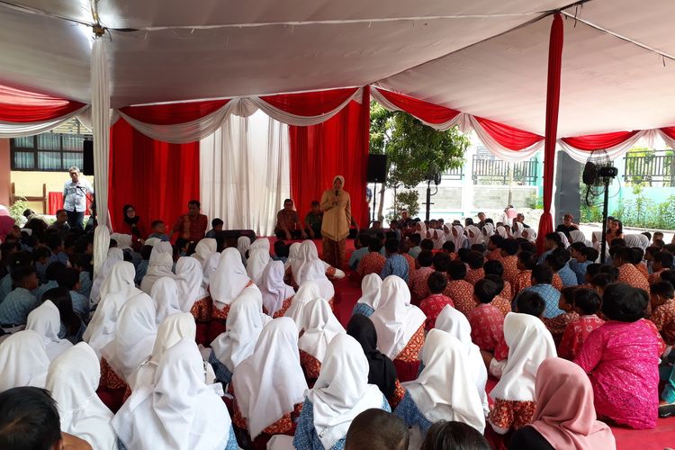 Wali Kota Surabaya Tri Rismaharini saat memberikan pengarahan kepada para siswa di SDN Krembangan Selatan III, Surabaya, Jawa Timur, Rabu (15/1/2020).