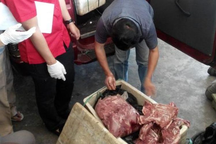 Ilustrasi: Ada saja kecurangan yang dilakukan para penjual daging  untuk menipu para konsumen dengan menjual daging celeng (babi hutan). Seperti yang dilakukan KTJ alias S (57) warga Kapuk Muara, Penjaringan, Jakarta Utara yang telah sengaja melakukan usaha mengedarkan dan menjual daging celeng atau babi hutan tanpa ijin.