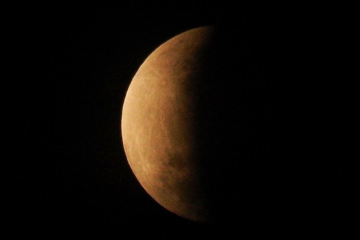 Puncak gerhana bulan sebagian atau parsial sekitar pukul 04:30 WIB terlihat dari Bekasi, Jawa Barat, Rabu (17/7/19). Durasi gerhana bulan sebagian ini dapat diamati selama dua jam dan 58,8 menit dari fase awal hingga fase akhir.