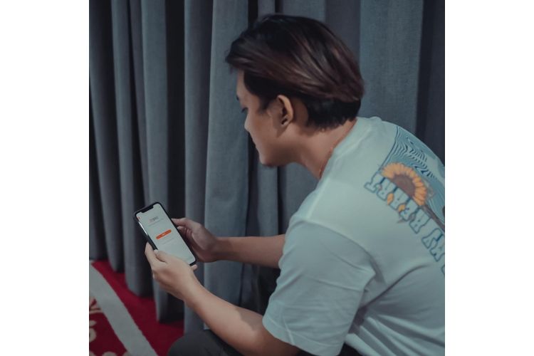 Ilustrasi penggunaan aplikasi BNI Mobile Banking oleh Rizky Febian (Dok. BNI)