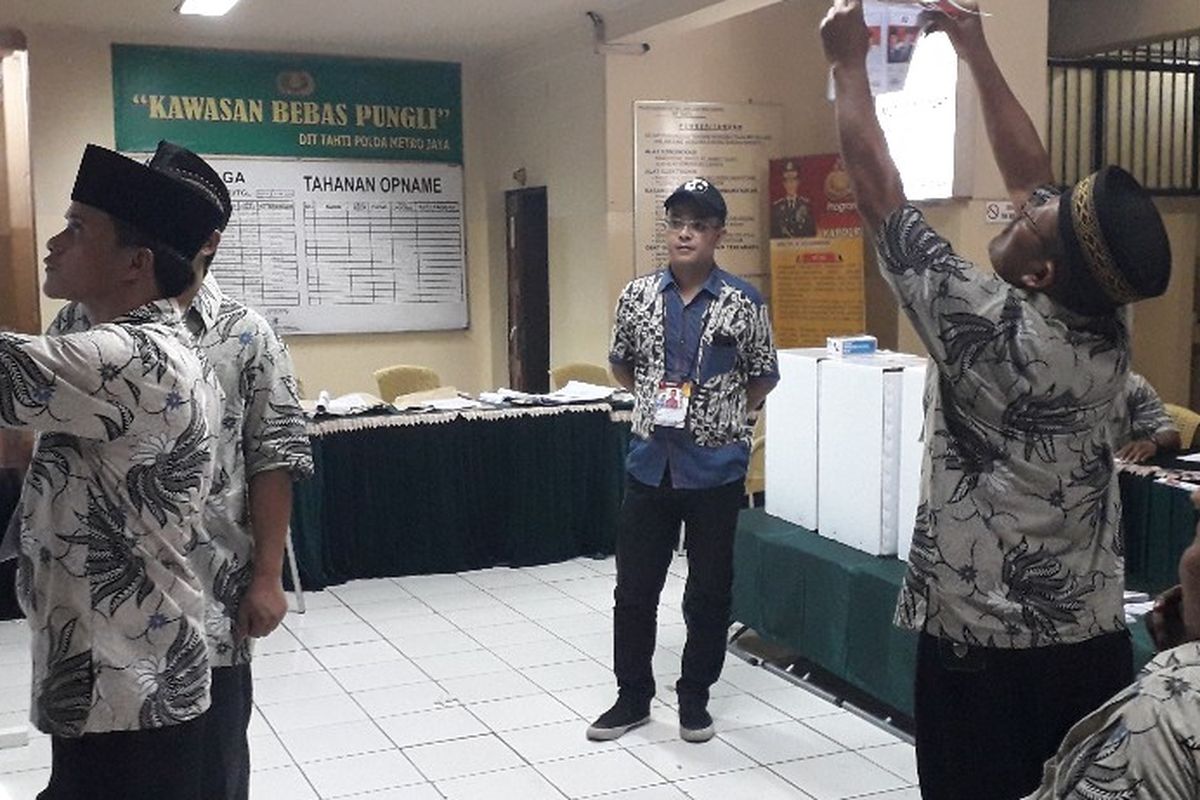 Suasana penghitungan suara di TPS 14 rumah tahanan Mapolda Metro Jaya, Rabu (17/4/2019) sore.