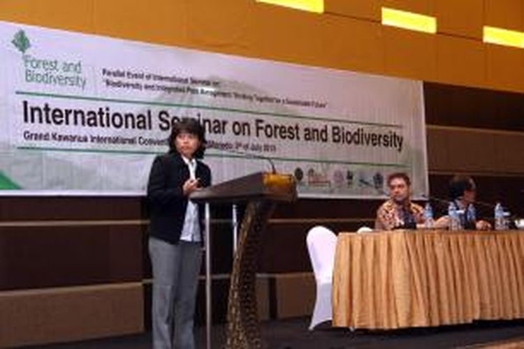 Advisor Conservation Research Burung Indonesia, Ria 
Saryanthi, sedang menyampaikan materi dalam Seminar Internasional Hutan dan Biodiversitas yang diselenggarakan di Manado.