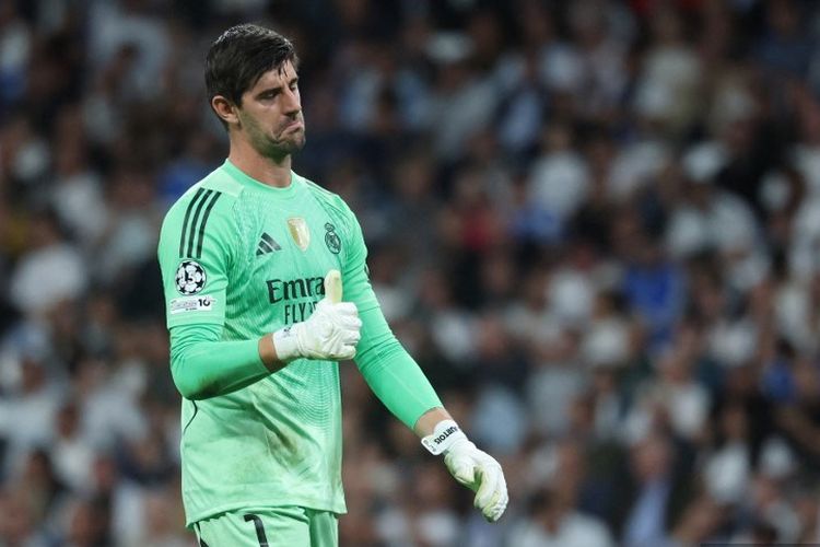 Kiper Real Madrid, Thibaut Courtois, memberi reaksi pada pertandingan matchday 3 Liga Champions, Real Madrid vs Juventus, bergulir di Estadio Santiago Bernabeu, Madrid, pada Rabu (22/10/2025) atau Kamis dini hari WIB.