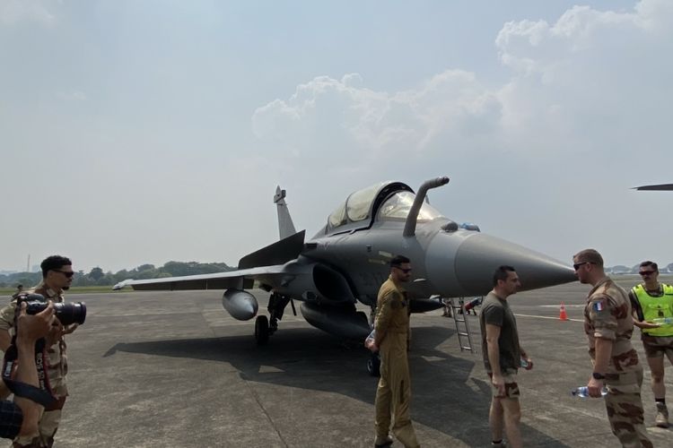 Satu jet tempur Rafale terparkir di Terminal Selatan Pangkalan TNI Angkatan Udara (Lanud) Halim Perdanakusuma, Jakarta Timur, Rabu (24/7/2024). Kedatangan pesawat French Air and Space Forces atau Angkatan Udara dan Antariksa Perancis tersebut dalam rangka Misi Pegase 2024.