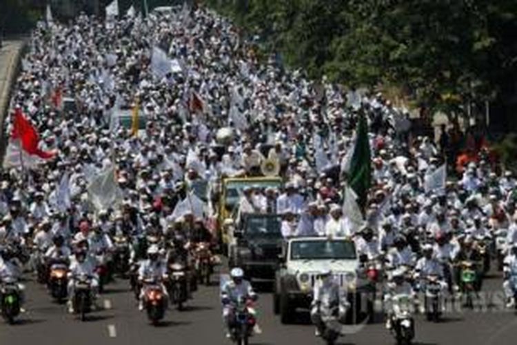 Ribuan massa dari Front Pembela Islam (FPI), konvrsoi melintasi jalan Kramat Raya, Senen, Jakarta Pusat, Minggu (25/8/2013). Konvoi dengan tema Putihkan Jakarta ini sebagai perayaan ulang tahun FPI yang ke 15. 