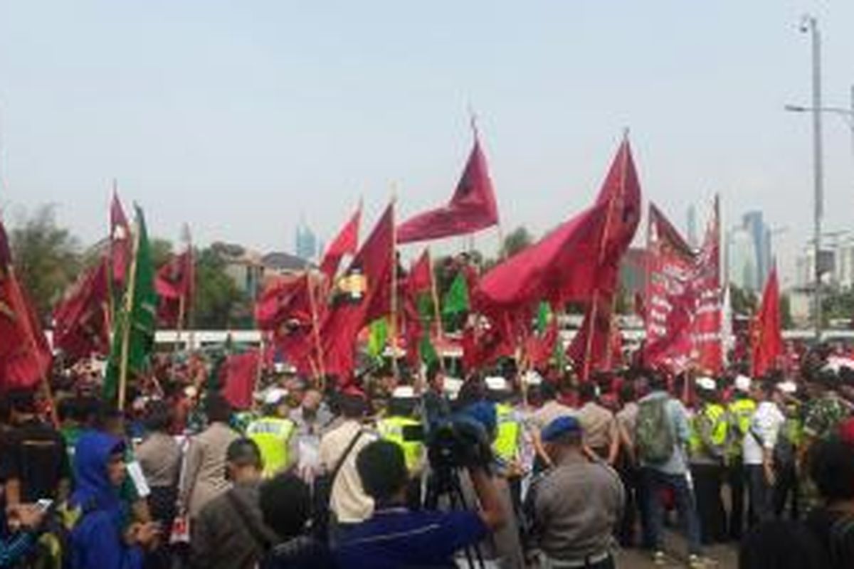 Ratusan pengunjuk rasa satu tahun pemerintahan Joko Widodo - Jusuf Kalla di depan Gedung DPR RI, Jakarta, Selasa (20/10/2015).