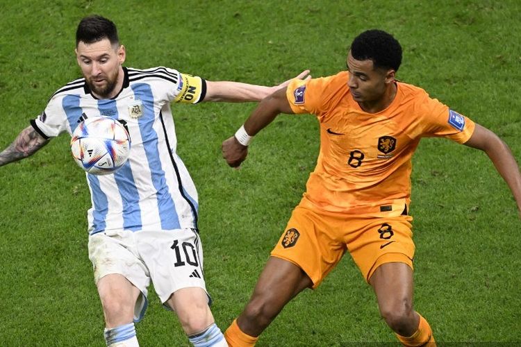 Lionel Messi berebut bola dengan Cody Gakpo dalam laga perempat final Piala Dunia 2022 antara Belanda vs Argentina di Stadion Lusail, Doha, Qatar, 9 Desember 2022. Terkini, Messi mencatatkan rekor menarik. Ia berhasil melawati catatan Maradona dan sejajar dengan Gabriel Batistuta. (Photo by PATRICIA DE MELO MOREIRA / AFP)