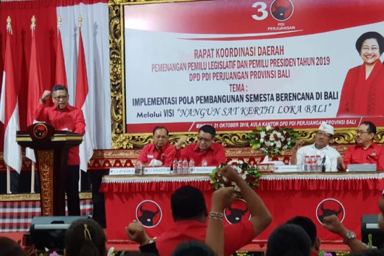 Sekjen DPP PDI-P Hasto Kristiyanto, saat membuka Rapat Koordinasi Daerah DPD PDI Perjuangan Bali, di Kantor DPD PDI Perjuangan Bali, Minggu (21/10/2018).