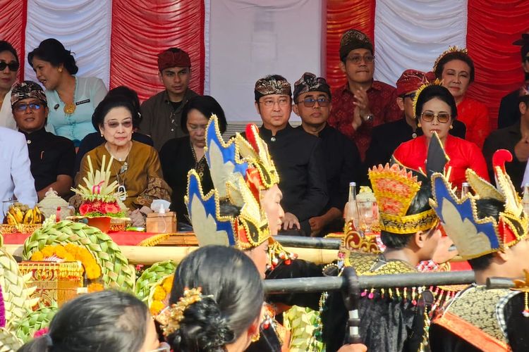 Presiden kelima RI Megawati Soekarnoputri saat melihat pertunjukan seni dalam acara Pesta Kesenian Bali ke-45 di Denpasar, Bali, Minggu (18/6/2023).