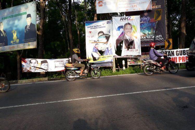 Alat Peraga Kampanye (APK) Di ruas Jalan Utama Yogyakarta-Wonosari tepatnya di Hutan Tleseh Terpantau Rusak Junat (15/2/2019)