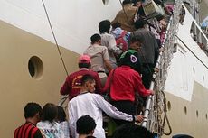 Takut Kehabisan Tiket Kapal, Ratusan Penumpang Serbu Loket