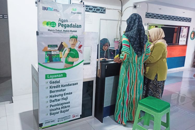 Suasana ruangan Agen Pegadaian Inayah saat melayani nasabah.