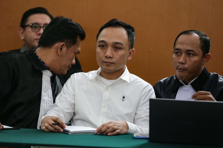 Terdakwa kasus pembunuhan berencana Brigadir Nofriansyah Yosua Hutabarat atau Brigadir J, Ricky Rizal menjalani sidang  di Pengadilan Negeri Jakarta Selatan, Senin (19/12/2022). Sidang kali ini mendengarkan keterangan saksi ahli.