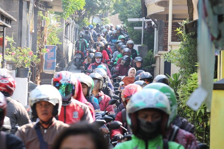 Para pengendara motor memilih jalan tikus di kawasan Pasar Minggu, Jakarta Selatan, untuk menghindari kemacetan di jalan utama. Dampaknya, jalan tersebut juga macet.