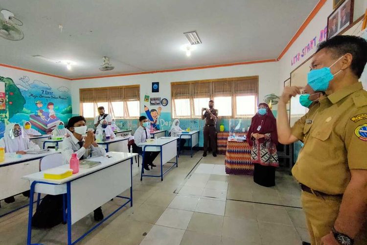 Sebanyak 30 siswa Kelas IX SMP Negeri 1 Pontianak, Kalimantan Barat, mengikuti simulasi pembelajaran tatap muka sesuai protokol kesehatan, Selasa (1/9/2020). Dari jumlah tersebut, siswa dibagi menjadi dua kelas.