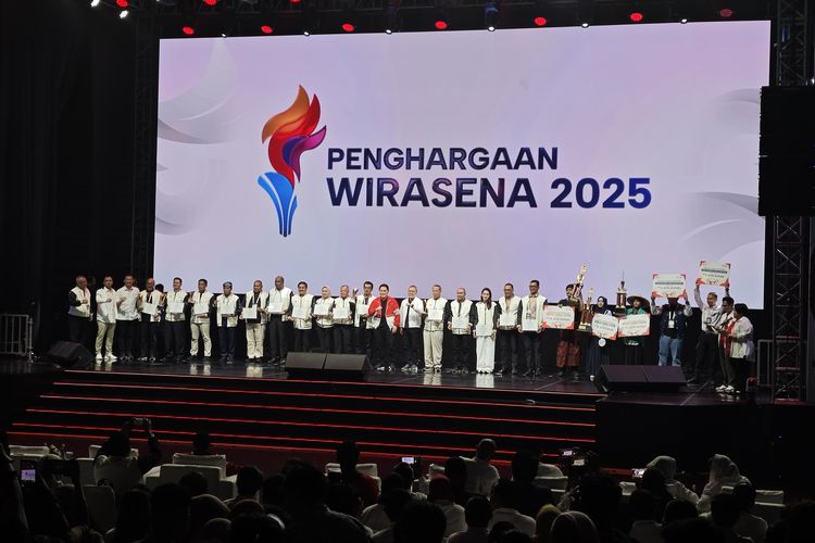 Menpora Erick Thohir bersama dengan para Gubernur pemenang penghargaan Wirasena 2025