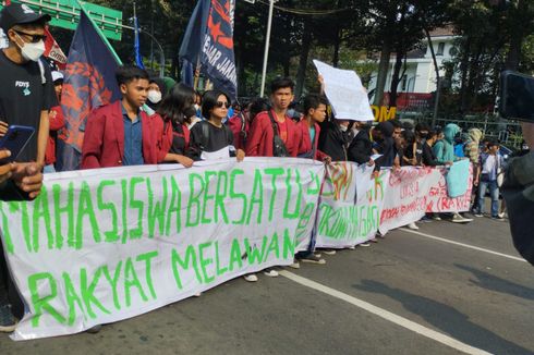 Demo Tolak Kenaikan Harga BBM, Massa Mahasiswa Bergabung dengan Buruh di Patung Kuda