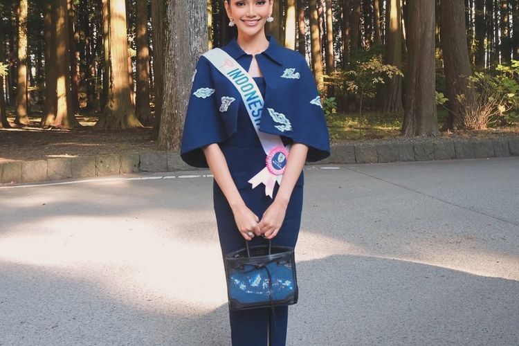 Melliza Xaviera tampil anggun di Jepang dengan batik Megamendung dan tas peta Indonesia, paduan elegan yang tunjukkan identitasnya di Negeri Sakura.