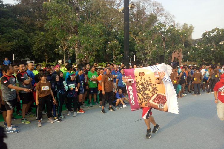 Salah satu pelari berpenampilan unik saat mengikuti lomba lari estafet Jakarta Kizuna Ekiden 2019, di kawasan Gelora Bung Karno, Jakarta, Minggu (15/9/2019).