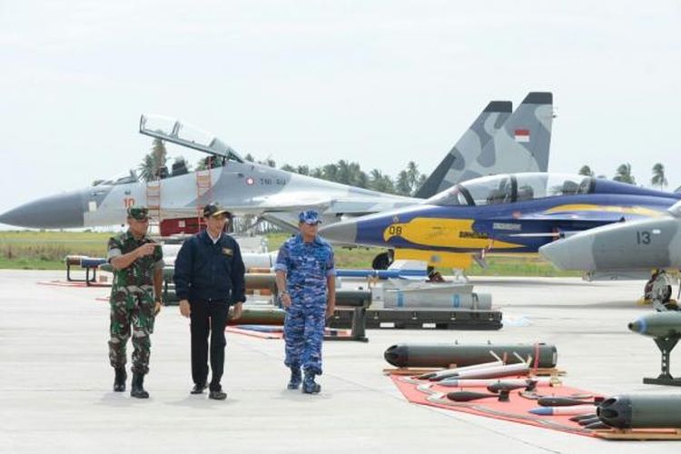 Presiden Joko Widodo didampingi Panglima TNI Jenderal TNI Gatot Nurmantyo dan Kepala Staf Angkatan Udara Marsekal Agus Supriatna menguji cockpit pesawat tempur Sukhoi SU-30, sebelum menyaksikan manuver latihan tempur Angkasa Yudha 2016, di Bandar Udara Ranai, Kepulauan Natuna, Kepulauan Riau, Kamis (6/10/2016). Istana Kepresidenan/Agus Suparto. 