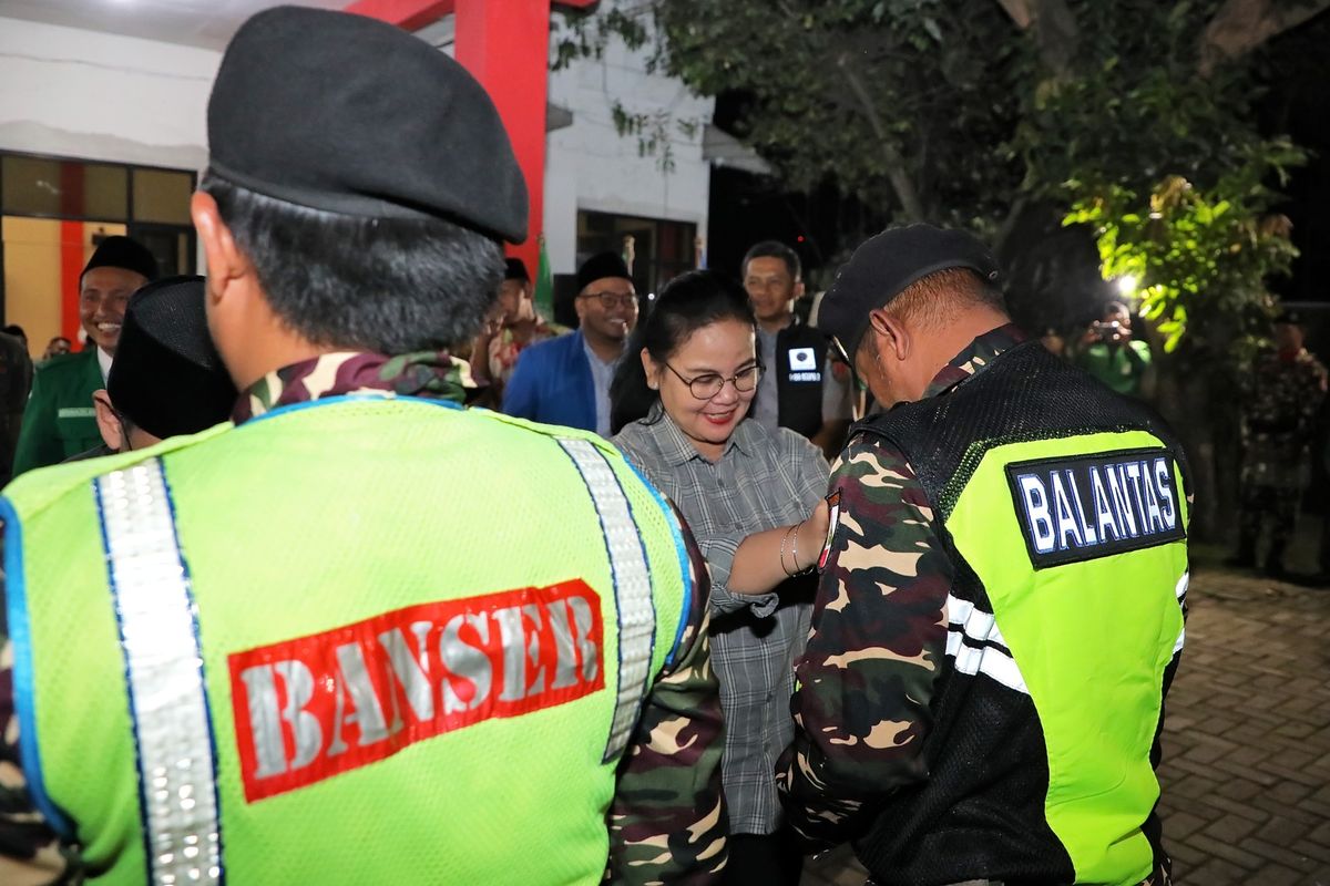 Wali Kota Semarang Agustina saat menghadiri peresmian Posko Mudik Lebaran yang didirikan GP Ansor dan Banser Kota Semarang di kawasan Mangkang Kulon, Kecamatan Tugu, Kota Semarang, Senin (16/3/2026).