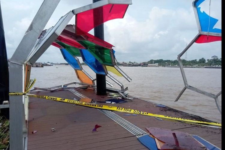 Plaza Dermaga 7 Ulu Palembang mengalami kerusakan setelah ditabrak sebuah kapal tongkang, Selasa (2/1/2024).