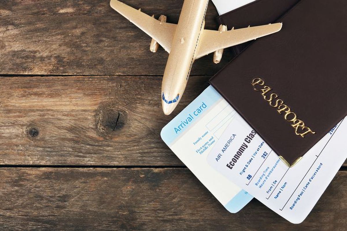 ILUSTRASI - Boarding pass, paspor, kartu