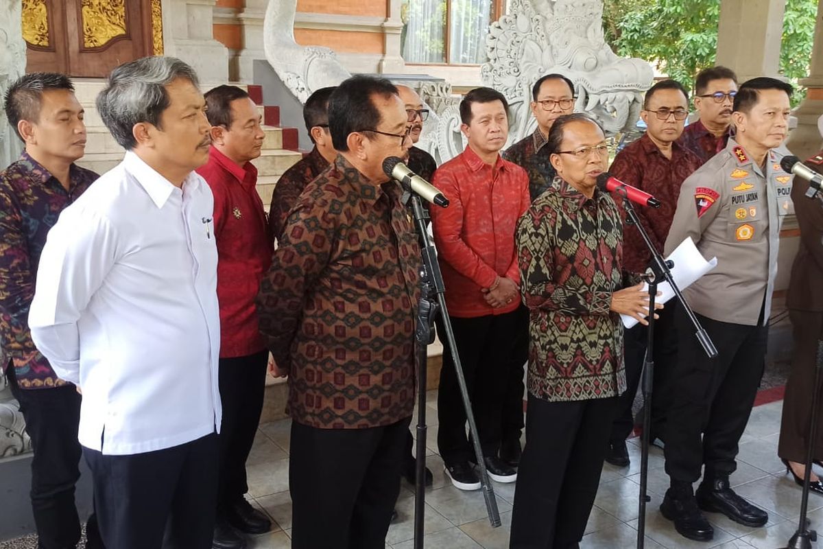 Gubernur Wayan Koster saat  membacakan surat edaran tentang tatanan baru bagi wisatawan mancanegara selama berada di Bali di Gedung Wiswa Sabha Utama, Kantor Gubernur Bali, Renon, Denpasar, Bali, pada Rabu (31/5/2023). Kompas.com/ Yohanes Valdi Seriang Ginta