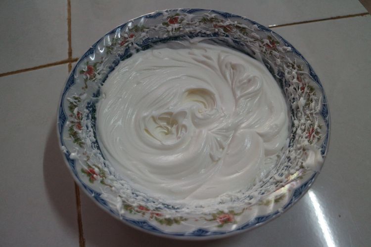 Whipped cream yang sudah dikocok hingga kaku