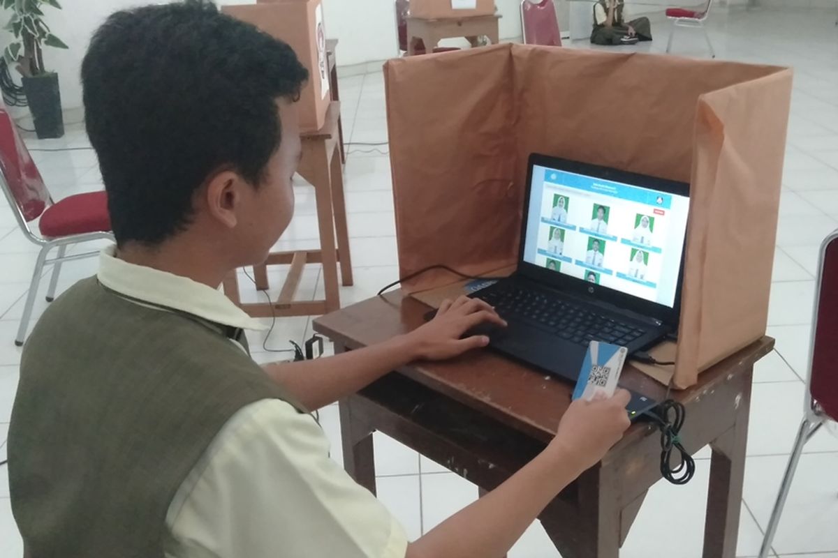 Siswa SMA Budhi Warman 2 yang sedang melakukan taping smart card sebelum memilih kandidat pengurus OSIS, Senin (28/10/2019)
