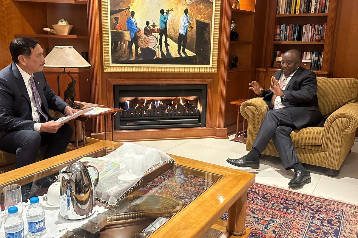 Menko Bidang Kemaritiman dan Investasi Luhut Binsar Pandjaitan berbincang dengan Presiden Afrika Selatan Cyril Ramaphosa di Johannesburg, Rabu (12/7/2023).