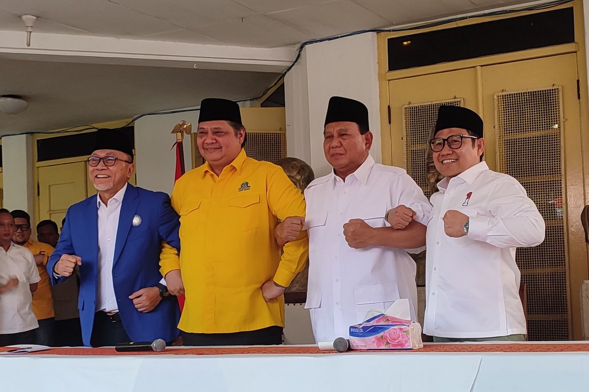 Ketua Umum PKB, Muhaimin Iskandar, Ketua Umum Partai Gerindra, Prabowo Subianto, Ketua Umum Golkar Airlangga Hartarto, dan Ketua Umum PAN Zulkifli Hasan usai mendeklarasikan Prabowo sebagai capres 2024-2029 di Museum Perumusan Naskah Proklamasi, Jakarta, Minggu (13/8/2023).