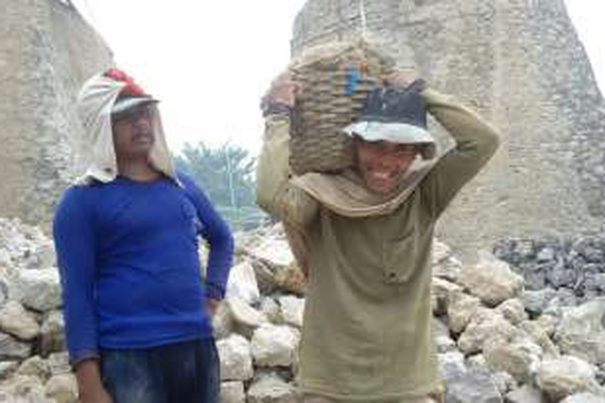 Pekerja di industri perkapuran di Jalan Raya Bongas, Kabupaten Majalangka, Jawa Barat, mengangkat batu seberat sekitar 30 kilogram untuk diangkat ke puncak tungku pembakaran setinggi 20 meter. Gambar diambil pada Selasa (16/8/2016) 