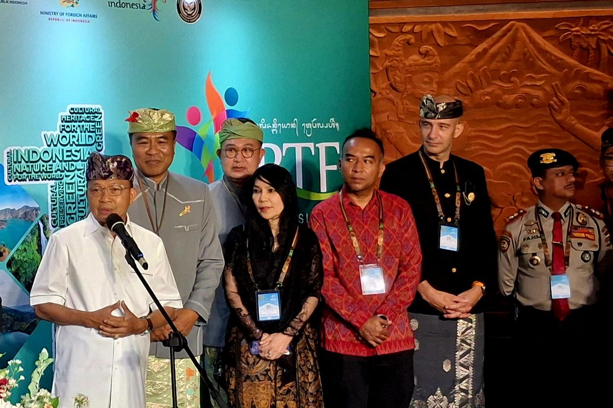 Gubernur Bali Wayan Koster saat membuka acara Bali and Beyond Travel Fair (BBTF) ke 11 di Nusa Dua, Kabupaten Badung, Bali, pada Rabu (12/6/2025). KOMPAS.com/ Yohenes Valdi Seriang Ginta