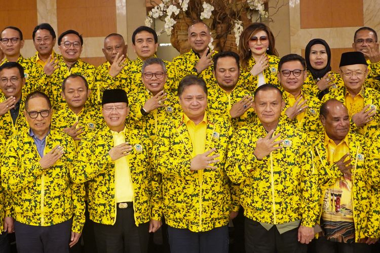 Ketua Umum (Ketum) Dewan Pimpinan Pusat (DPP) Partai Golkar Airlangga Hartarto bersama Ketua DPD Partai Golkar se-Indonesia, Minggu (30/7/2023).

