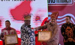 Papua Barat Raih Penghargaan Gerakan 10 Juta Bendera Merah Putih dari Kemendagri
