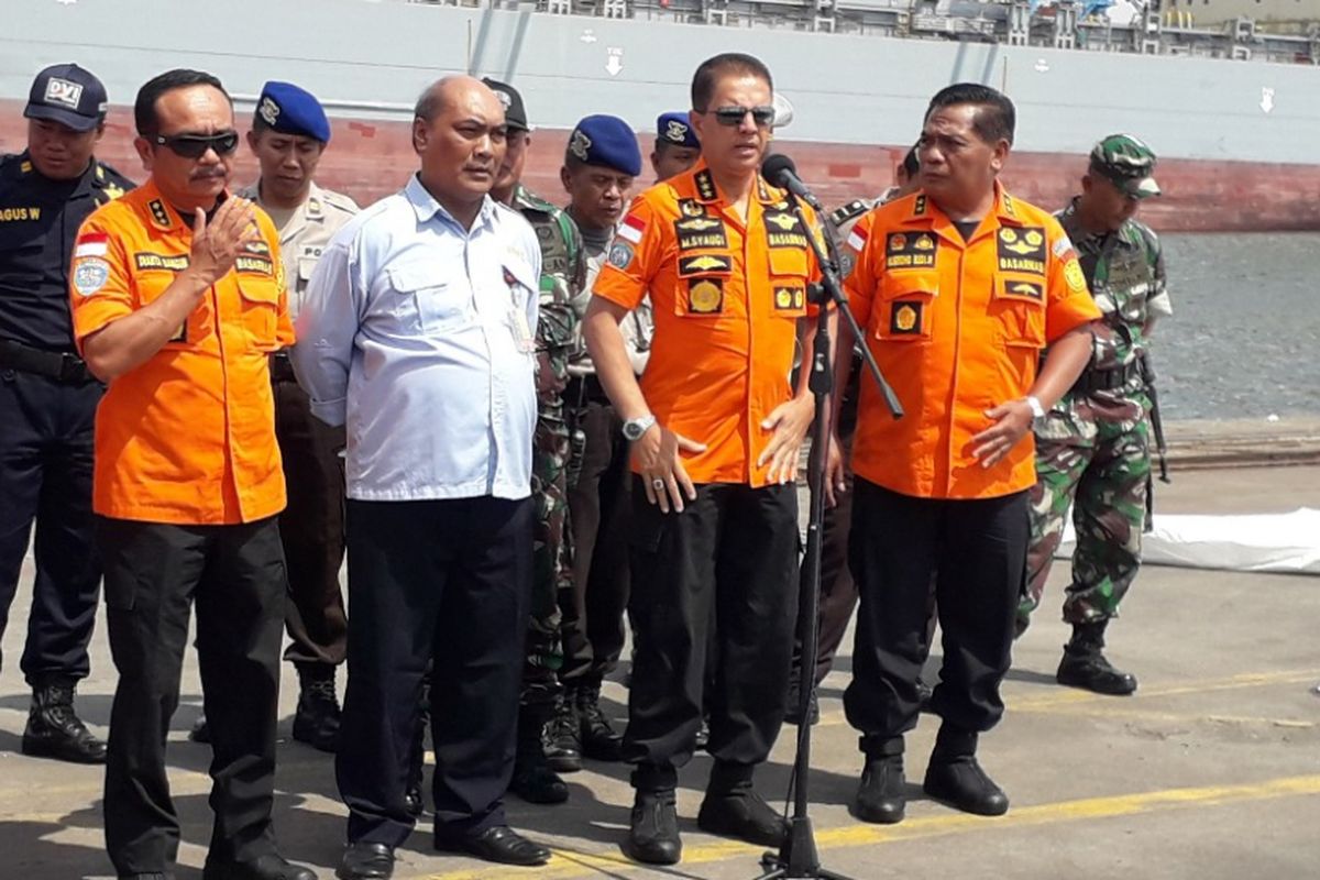 Kepala Badan SAR Nasional Marsekal Madya M Syaugi memberikan keterangan kepada awak media di Dermaga JICT 2 Pelabuhan Tanjung Priok, Sabtu (10/11/2018).