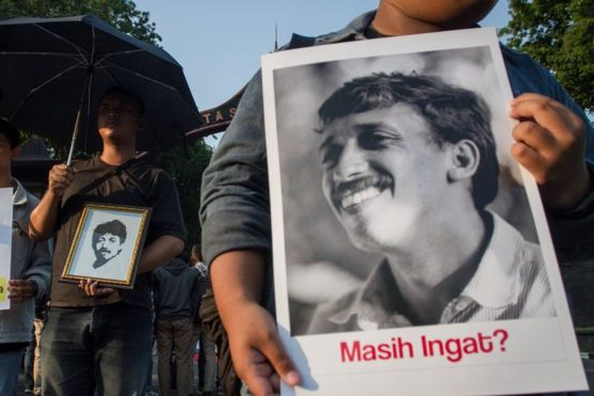 Mahasiswa melakukan unjuk rasa dengan membawa foto almarhum Munir Said Thalib di Kampus UNS, Solo, Jawa Tengah, Selasa (10/9). Unjuk rasa tersebut digelar untuk memperingati 15 tahun meninggalnya aktivis HAM Munir serta meminta pemerintah serius dalam menyelesaikan kasus pelanggaran Hak Asasi Manusia (HAM) di masa lalu. 