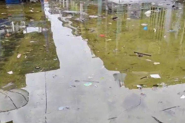 Air bercampur sampah genangi rumah warga akibat banjir rob di Desa Saobi, Sumenep. 