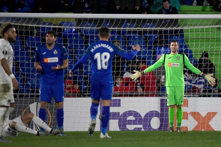 Kiper Spanyol Getafe, David Soria (kanan) memberi isyarat saat pertandingan sepak bola Grup C Liga Eropa UEFA antara Getafe CF dan FC Krasnodar di stadion Coliseum Alfonso Perez di Getafe, pada 12 Desember 2019.