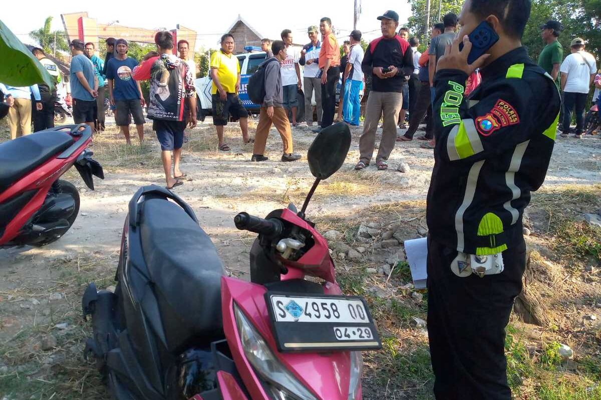 Situasi pascakecelakaan di jalan raya Gondangmanis, di dekat SMAN Bandar Kedungmulyo, Kabupaten Jombang, Jawa Timur, Selasa (3/9/2024). Mobil boks tabrak seorang polisi dan sejumlah anak yang hendak menyeberang.
