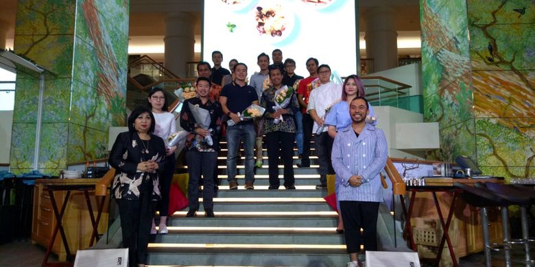 Perwakilan tenant dengan hidangan dari berbagai negara berfoto dalam pembukaan Festival Kuliner Dunia, di Plaza Indonesia, Jumat (3/11/2017). 