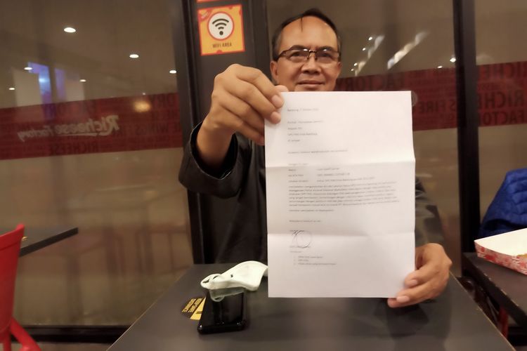 Ketua Dewan Pengurus Daerah (DPD) Partai Amanat Nasional (PAN), Uum Syarif Usman mengundurkan diri dari jabatannya karena DPP PAN menyatakan mendukung Omnibus Law.