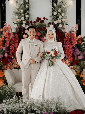 Hesti dan Erdin bertemu di kereta, duduk bersebelahan, ngobrol tiga jam, dan akhirnya berlanjut sampai ke pelaminan. Kisah jodoh tak terduga.