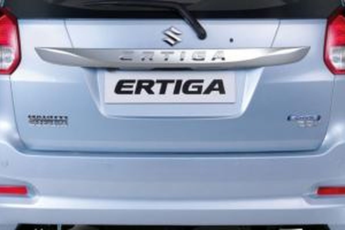 Tampilan belakang Suzuki New Ertiga hibrida yang dipasarkan di India.