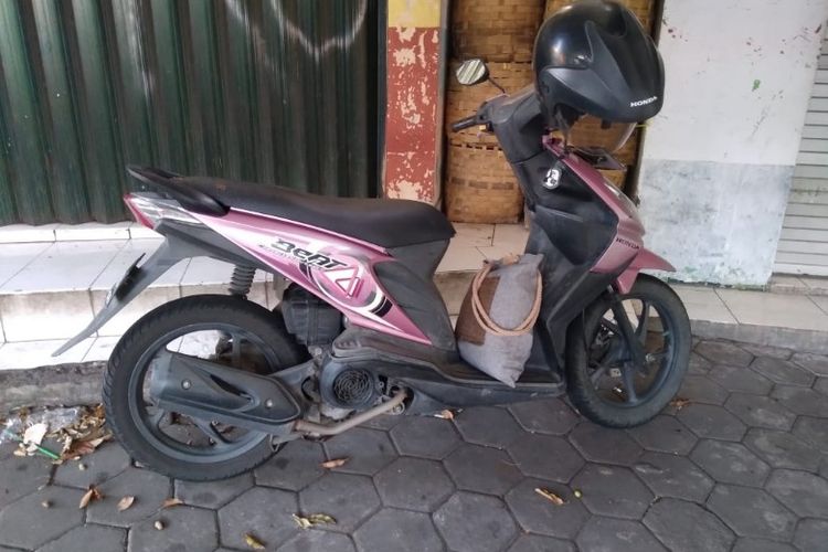 Sepeda motor Honda Beat karbu warna pink milik korban tewas yang ditemukan di kali code, Bantul diketahui terparkir di depan ruko kosong di dekat RSUD Wirosaban, Kota Yogyakarta.