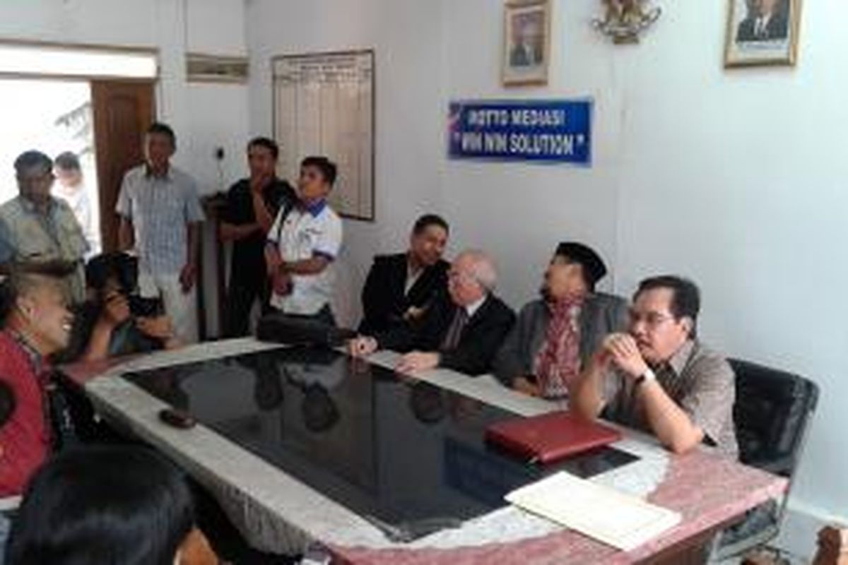 Antasari Azhar (kanan) tengah menunggu mediator untuk melakukan proses mediasi dengan perwakilan Polda Metro Jaya dan RS Mayapada di Pengadilan Negeri Tangerang, Senin (24/11/2014).
