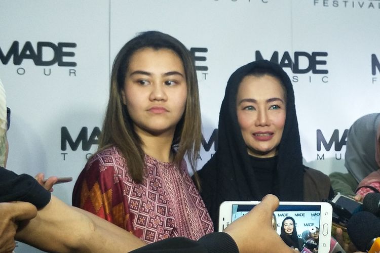 Penyanyi Reza Artamevia bersama putri keduanya, Aaliyah Massaid saat ditemui di kawasan Lebak Bulus, Jakarta Selatan, Selasa (29/1/2019).