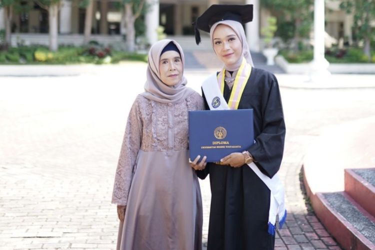 Lulusan program D3 UNY, bernama Indri Novita Dewi sedang bersama ibunya saat wisuda.