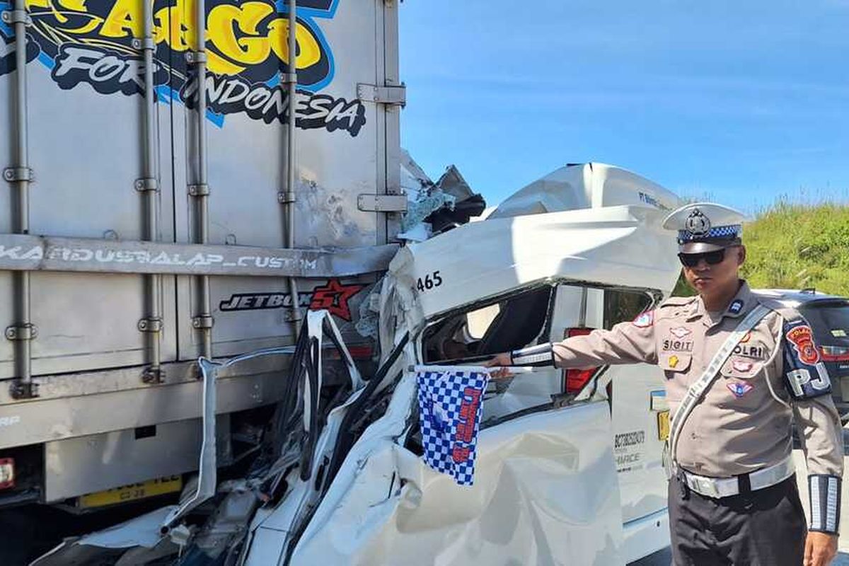 Tampak mobil travel Toyota hiace berpenumpang 7 orang itu mengalai kecelakaan setelah menabrak bagian belakang mobil box anguta paket didepannya di Jalan tol Cisumdawu KM 189, Selasa (29/4/2025.